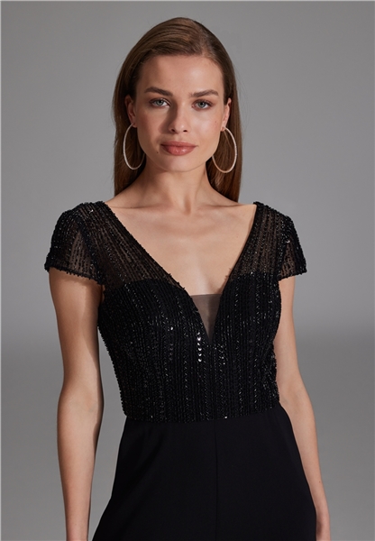 Jumpsuit mit Stickerei und kleinem Aermelansatz - black 3AI012HK close